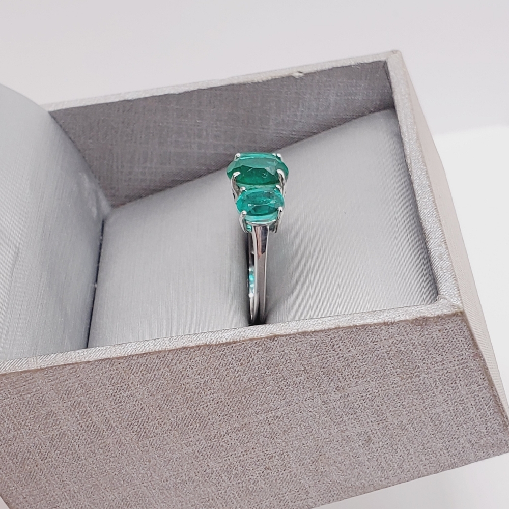 Emerald Green Quartz Platinum | 925 Sterling Silver Ring Three Stone Ring - Picture 3 of 8